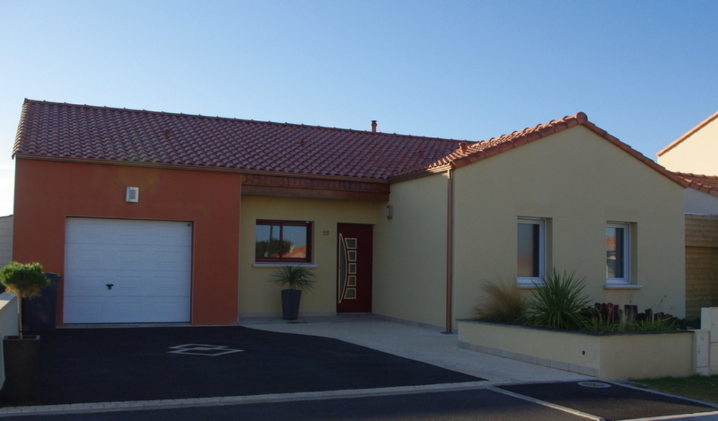 Main entrance with a garage / 
Entrée principale avec garage /
Entrada principal con garaje