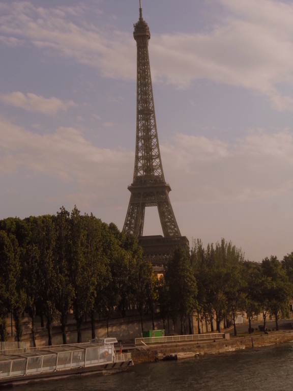 PARIS / 2 hours by train - 2h00 en train - a 2 horas con el tren