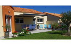 Closed garden with terrace / Jardin fermé avec terrasse/ Jardin cerrado con terraza