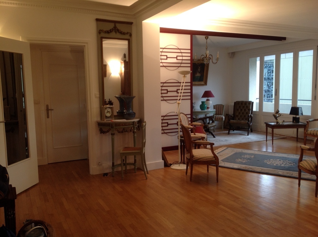 situé au 5°étage, avec un grand balcon, l'appartement a un très grand salon salle à manger de 60 m2,et une très  grande chambre