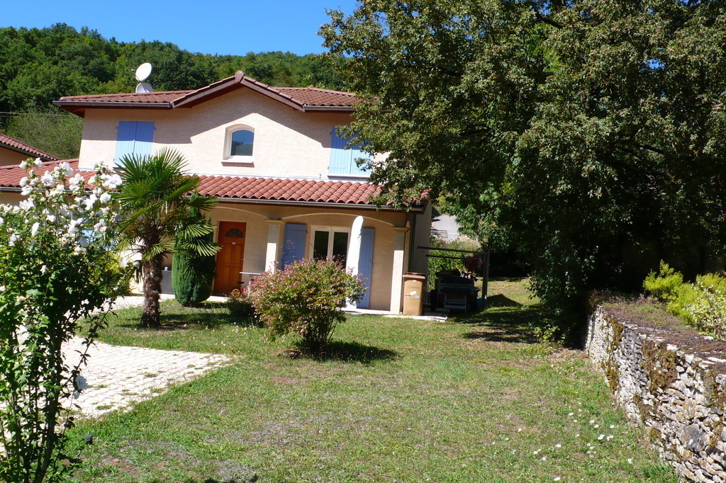 Let's have a real break in a peaceful place close to commodities