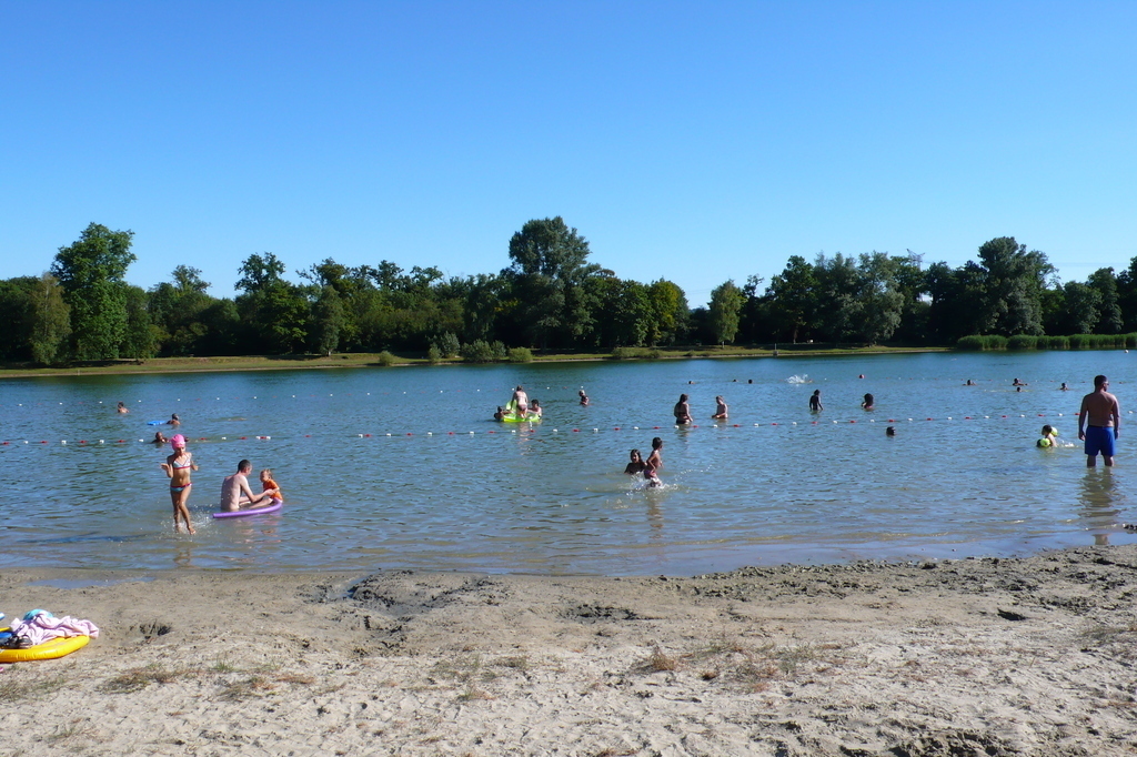 Vénérieu's lake with a restaurant and paddles