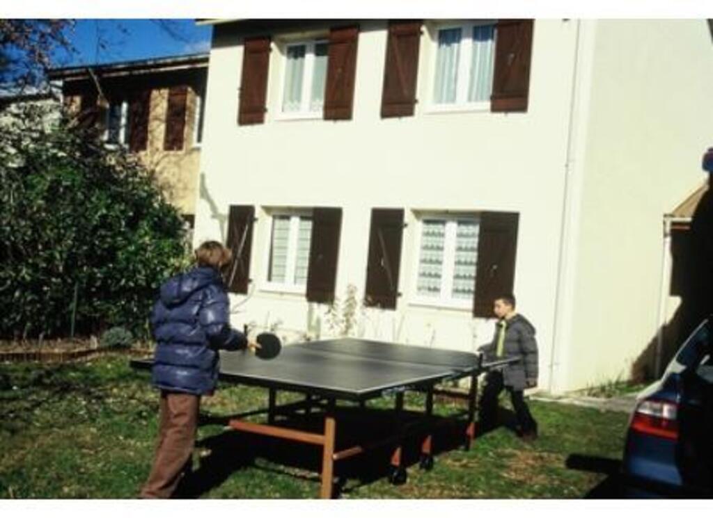 mes petits enfants devant la maison