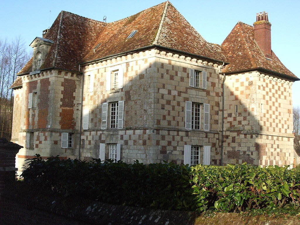 Château d'Hermival avec ses tours carrées en damier et ses corniches à mâchicoulis (XVI°/XVIII°s.)