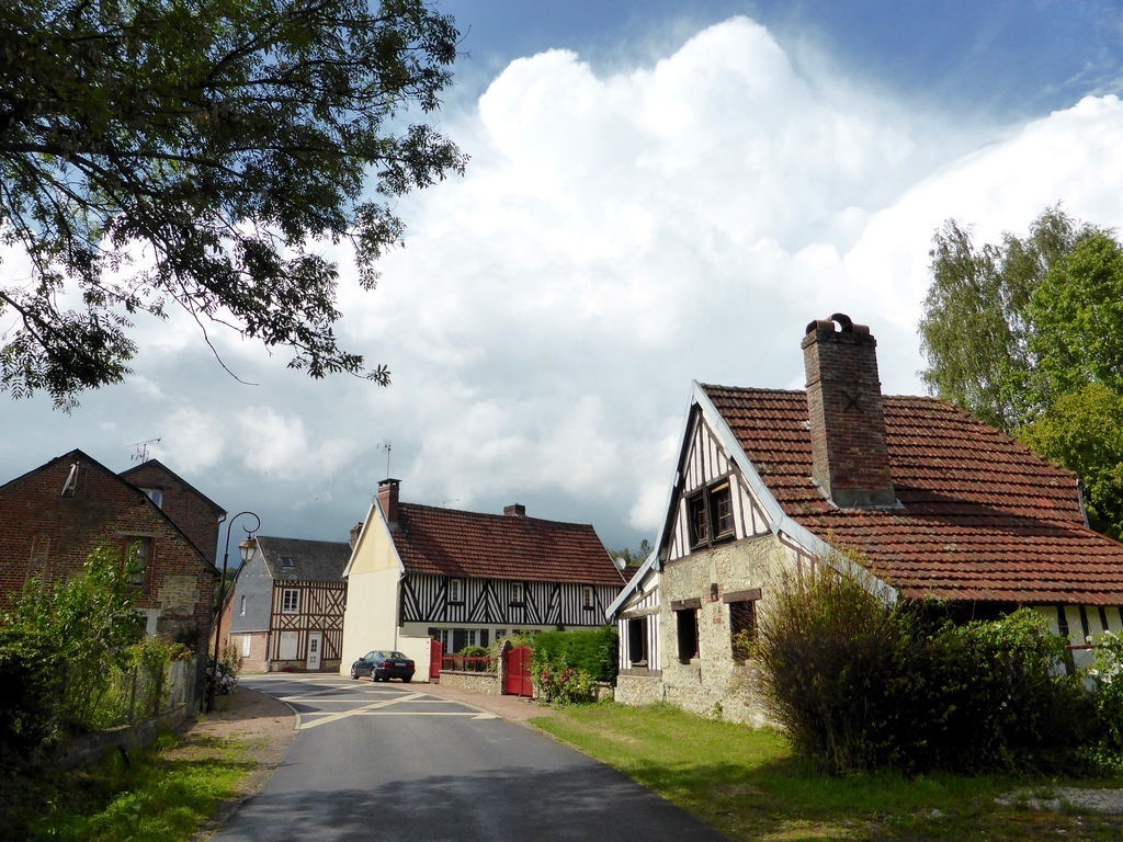 L'arrivée sur Hermival-les Vaux (arrival in Hermival, on one hand)