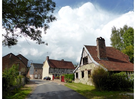 L'arrivée sur Hermival-les Vaux (arrival in Hermival, on one hand)
