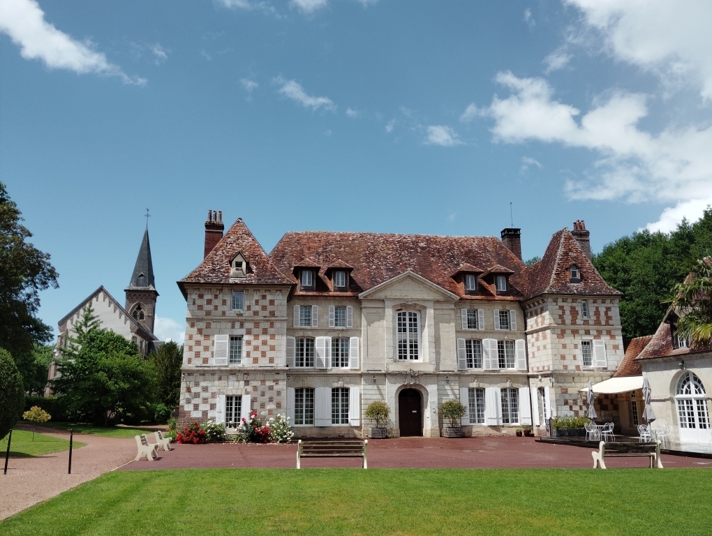 Château privé d'Hermival avec ses tours carrées en damier et ses corniches à mâchicoulis (XVI°/XVIII°s.)