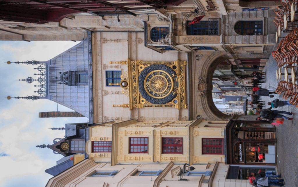 Rouen, le Gros Horloge avec son horloge astronomique des XIV°/XVI° (Wiki. photo "CEphoto, Uwe Aranas")