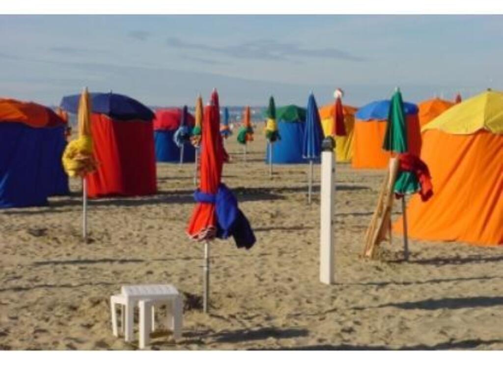 Deauville (célèbre pour ses festivals de cinéma internationaux et ses ventes de yearlings)