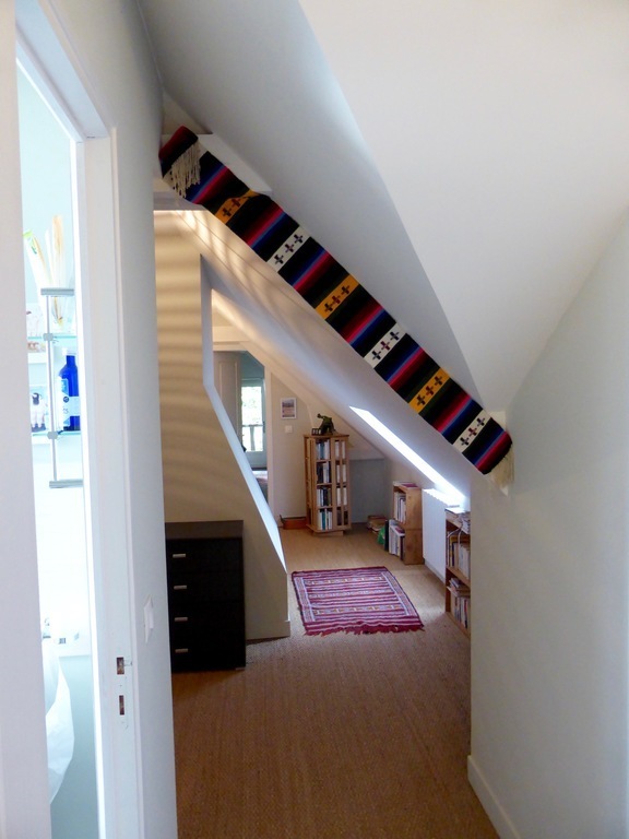 Couloir à l'étage menant aux chambres et aux salles de bains ( on the floor : hallway to bedrooms & baths)