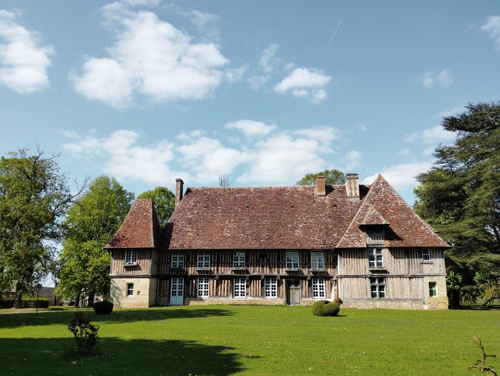 Manoir de Bellou (XV°/XVI°) classé Monument Historique. Il est situé près de Livarot