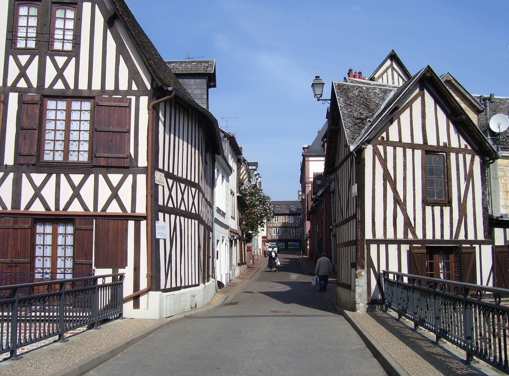 Bernay, entrée de la ville par le pont sur la Charentonne (wiki. photo Stanzilla)