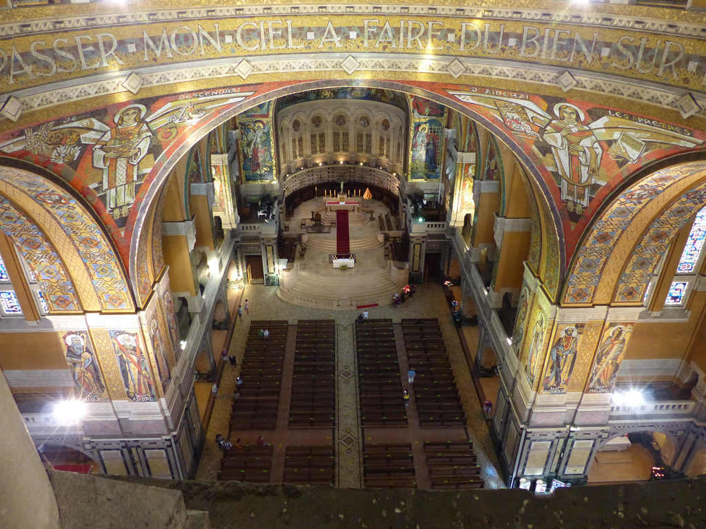 Lisieux : nef de la basilique Sainte Thérèse (photo Jen & Dirk)