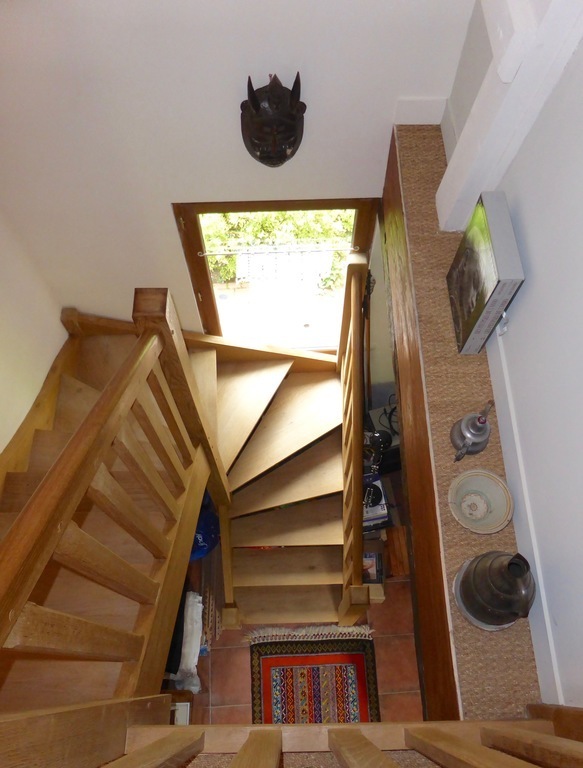 Escalier menant à l'étage (staircase to the upper floor)