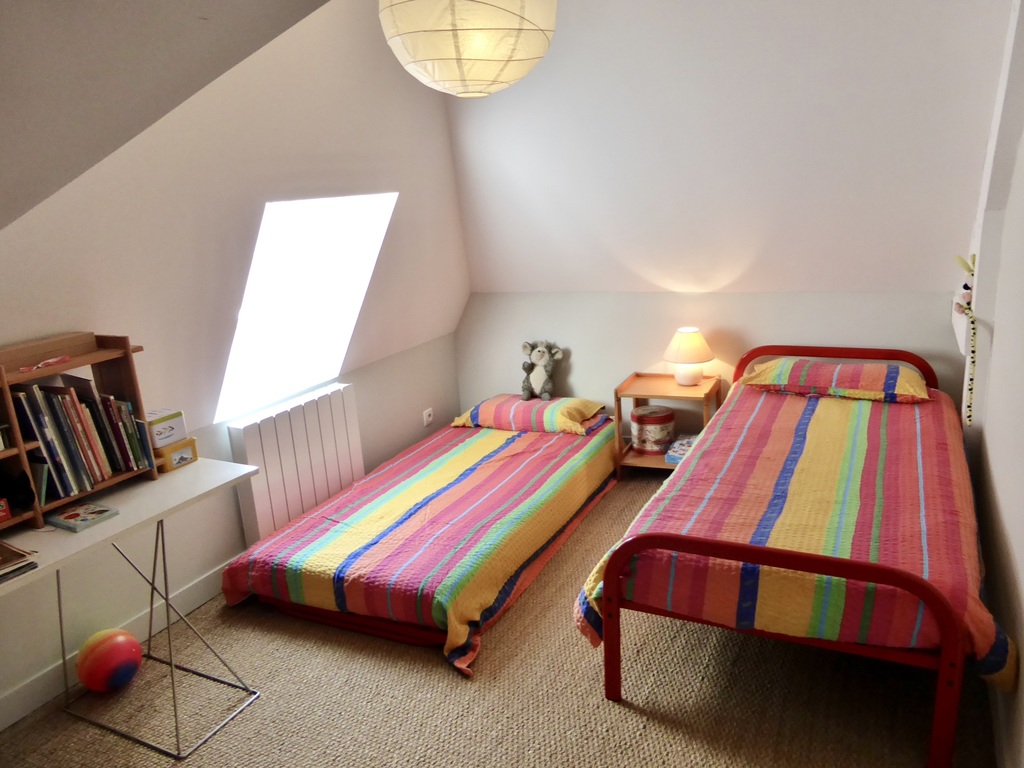 Chambre enfants (twin-bedded room for children)