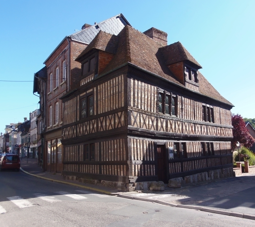 Orbec, le Vieux Manoir (à pans de bois du XVI°) transformé en Musée Municipal