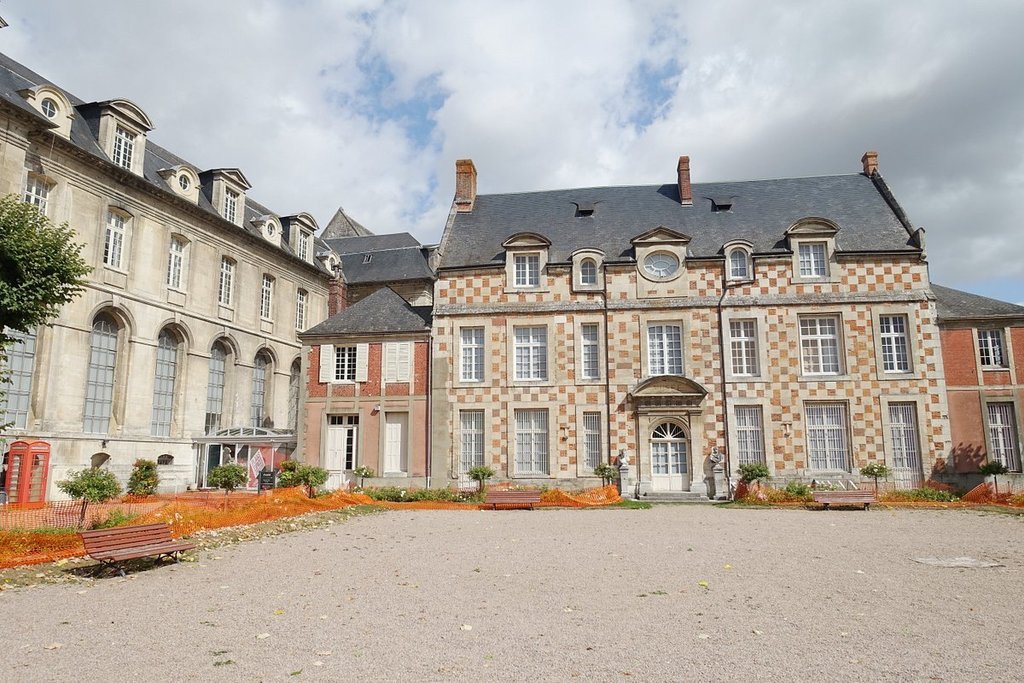 Bernay, musée des Beaux-Arts (ancien logis abbatial du XVI° en damier pierres et briques)