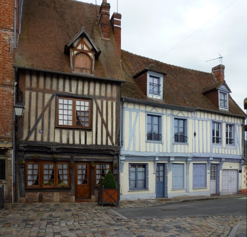 Maisons à colombages (XV°/XIX°) à Bernay (wiki. photo Stanzilla)