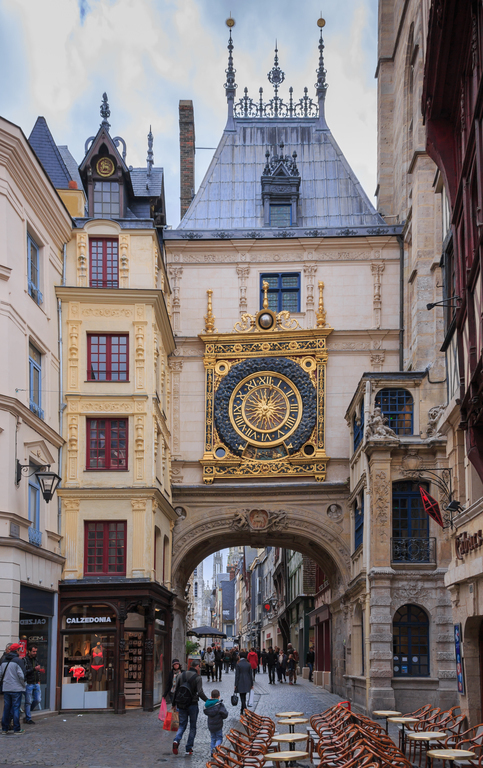 Rouen, le Gros Horloge avec son horloge astronomique des XIV°/XVI° (Wiki. photo "CEphoto, Uwe Aranas")