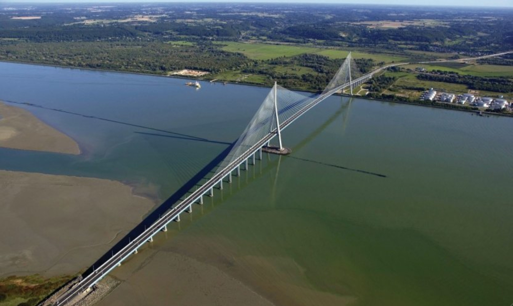 Le Pont de Normandie au-dessus de la Seine, reliant Honfleur-Le Havre
