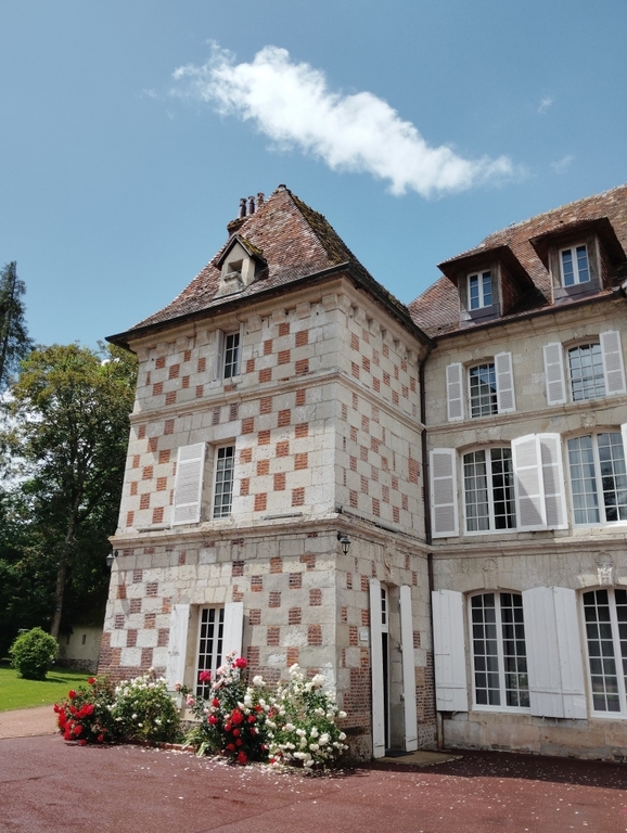 Château privé d'Hermival avec ses tours carrées en damier et ses corniches à mâchicoulis (XVI°/XVIII°s.)