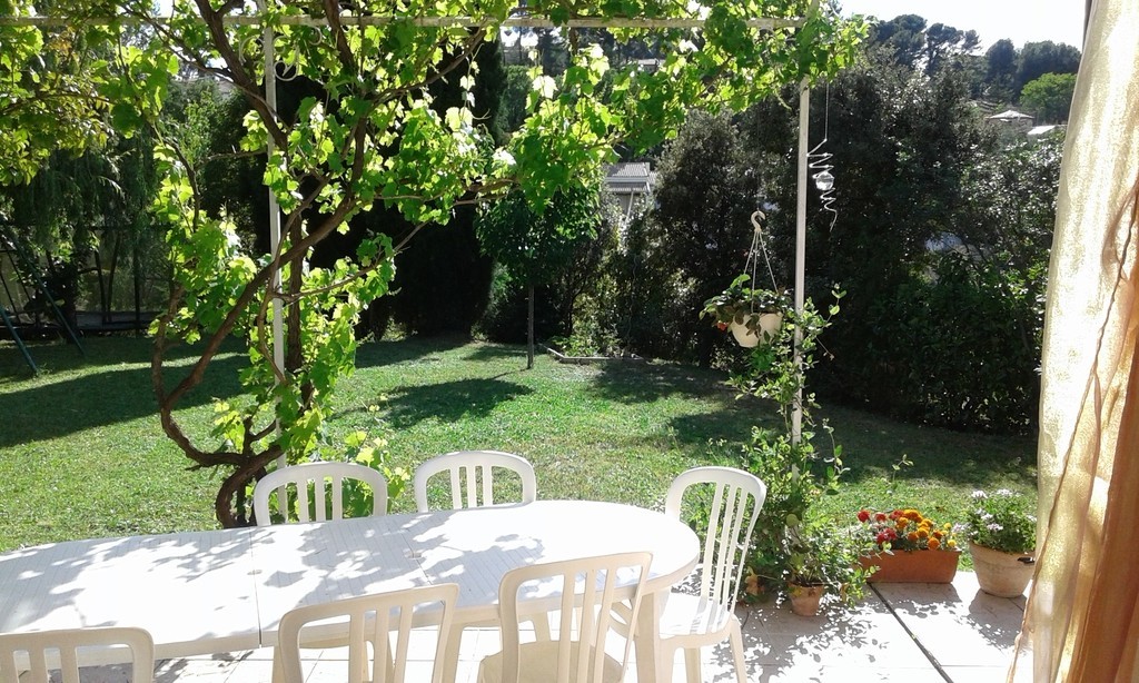 vue du salon sur la terrasse