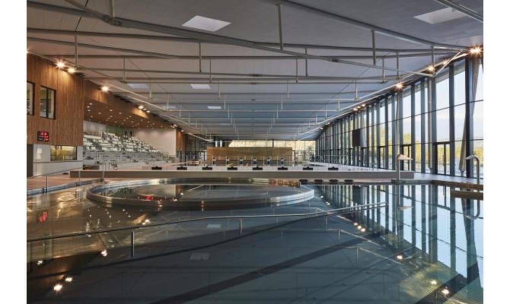 swimming pool in Venelles,15 mins by walk