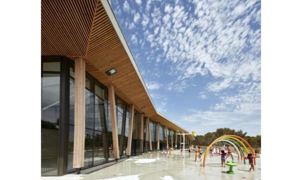 swimming pool in Venelles,15 mins by walk