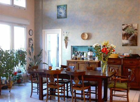 Vaste séjour côté repas donnant sur la grande terrasse de 50 m2