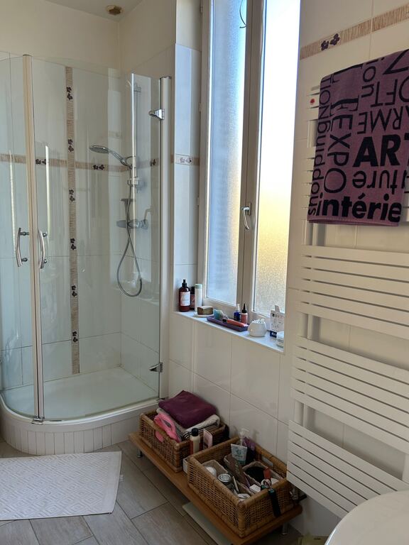 ladies 'bathroom and shower ( 1rst floor)