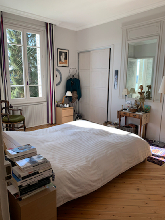 master bedroom queen size  ( south side view on the garden)