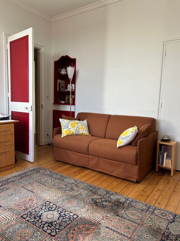 comfortable new sofa (140 cm) first floor , with shower room