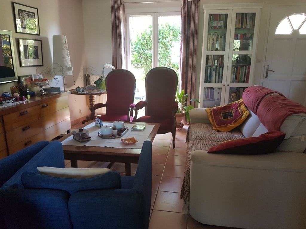 The living room with the view on the front garden.