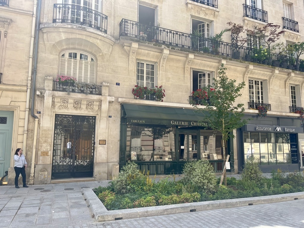 Main entrance of the building 5bis-7