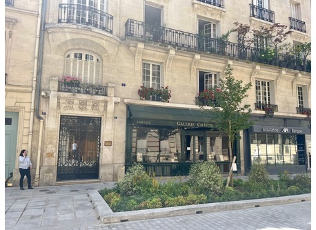 Main entrance of the building 5bis-7