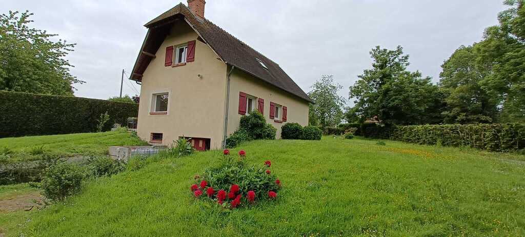 Maison vue du bas du jardin