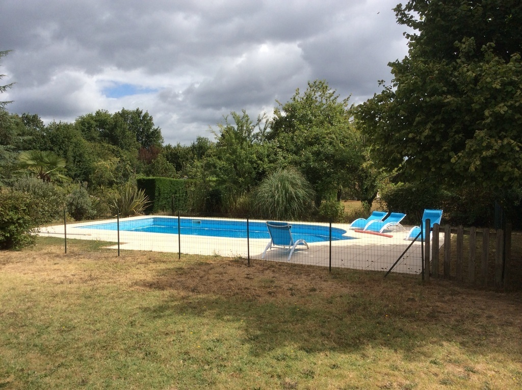 Piscine clôturée.