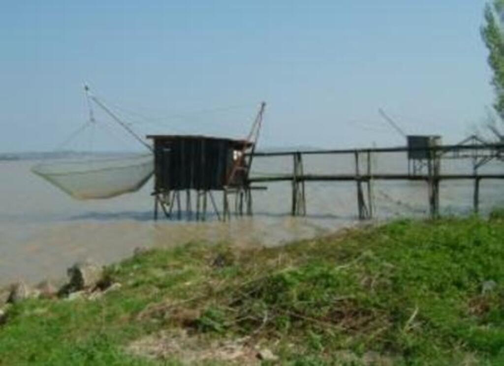 fishing shack along the Gironde