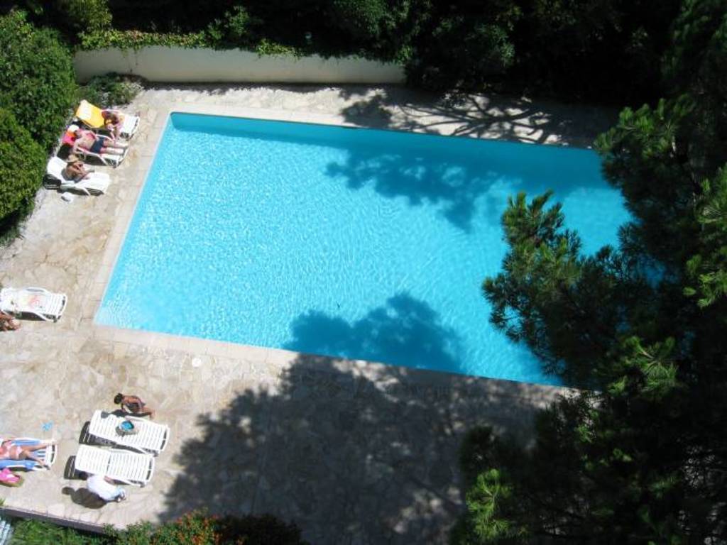 La piscine vue depuis le balcon - Private swimming pool from the balcony