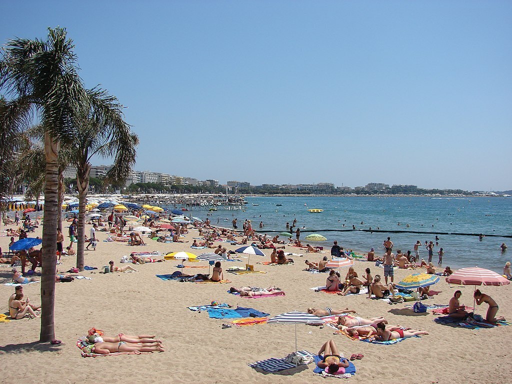 Cannes - Plage publique/Public beach - La Croisette