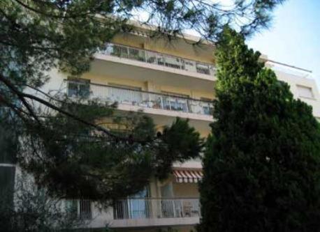 L'immeuble vu de la rue - The building seen from the street