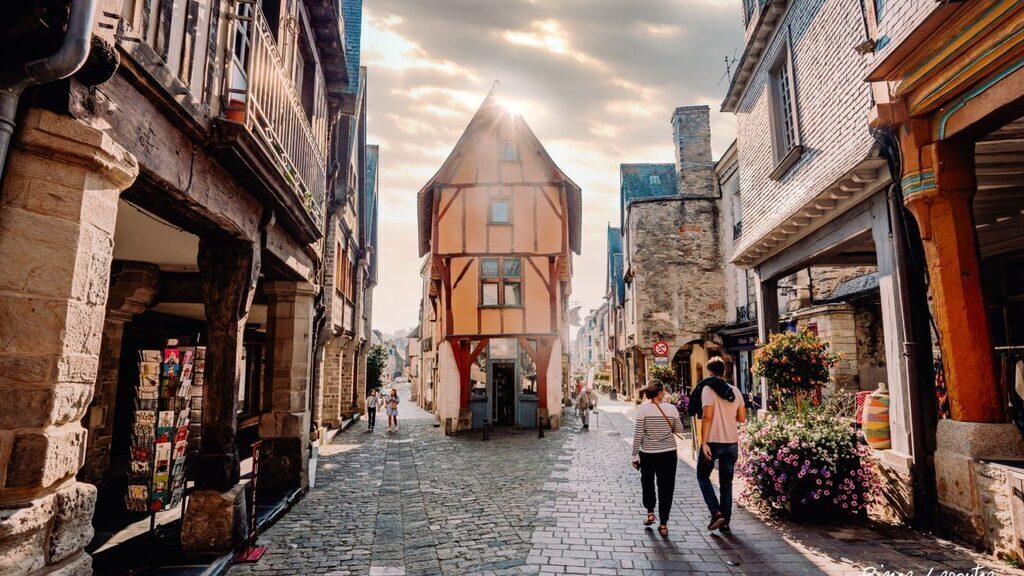 Vitré : petite ville avec ses rues étroites et son château