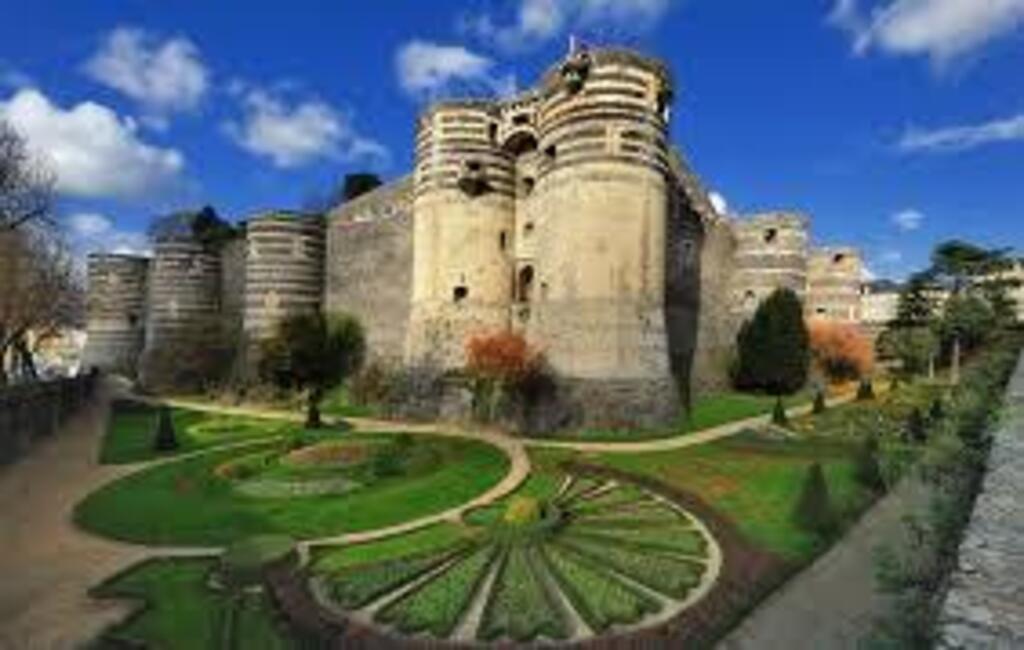 Angers et son château qui abrite la Tapisserie de l'Apocalypse (103 m de longueur et 4,50m de hauteur), inscrite à l'UNESCO