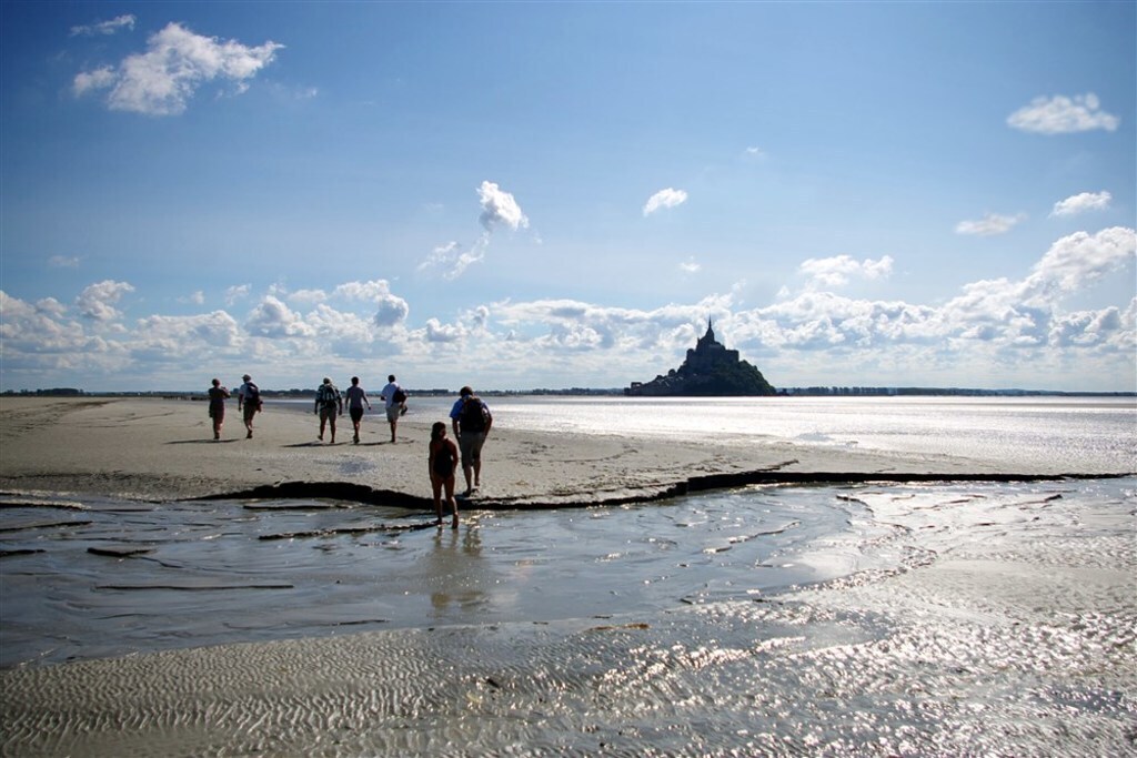  Mont-Saint Michel  ( à 1h30 en voiture) : la traversée à pied de la Baie avec un guide est très agréable.
