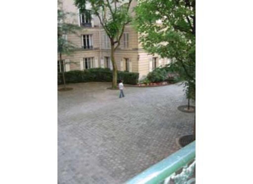 par notre fenêtre, la cour.