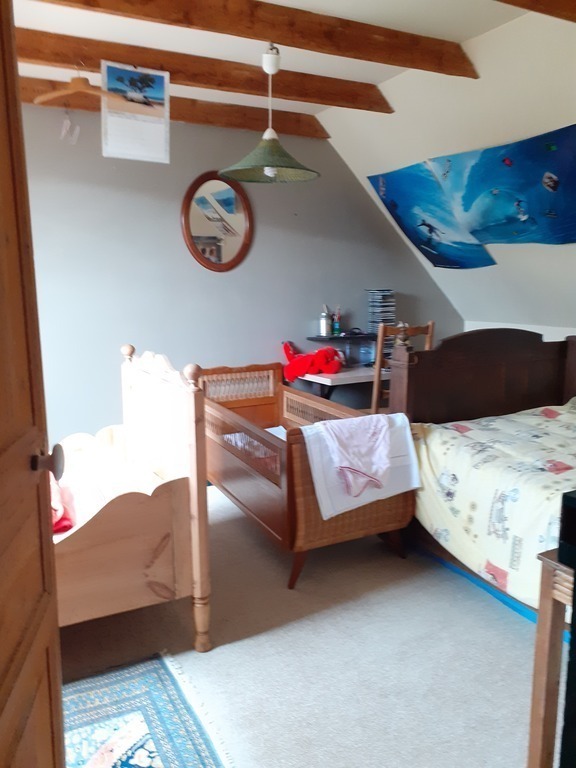 Bedroom with 2 single beds + 1 baby cot
