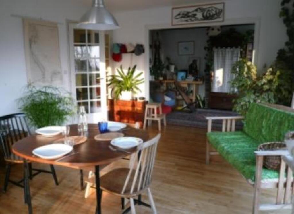  Lightning dinner room (extension table and chair in reserve). Salle à manger lumineuse(table à rallonge et chaises en réserve).