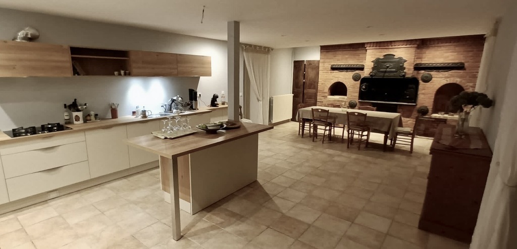 The kitchen range and the oven wall