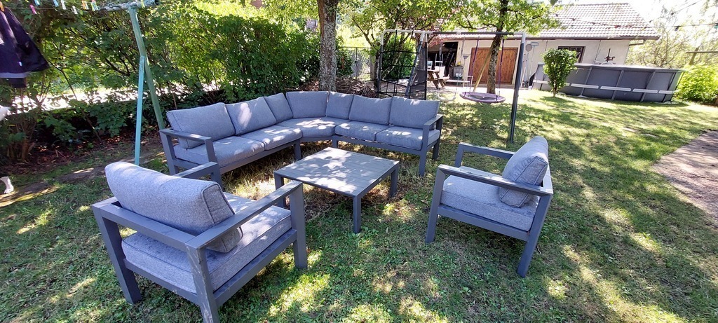 Cozy garden furniture. Salon de jardin. 
