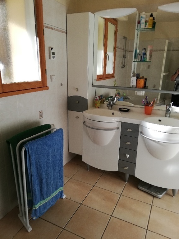 Bathroom on the ground floor, with bath. salle de bain RDC, avec baignoire. 